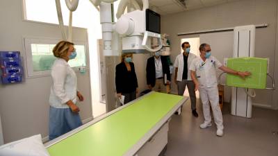 Visita a un dels nous equipaments tecnològics instal·lats a l’àrea de Radiologia. foto: Joan REvillas