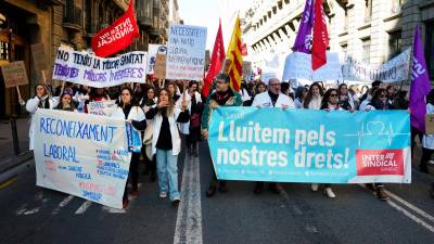La manifestación de docentes y sanitarios en Barcelona. Foto: EFE
