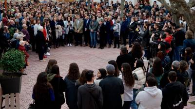 Una gran multitud de vecinos y amigos han participado en el acto de recuerdo en la plaza Catalunya de Garcia. Foto: Joan Revillas