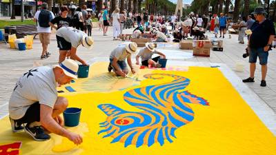 Un bella image en una de las 16 alfombras de flores que daban un gran colorido al centro de la localidad . foto: alfredo gonzález