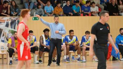 Jesús Muñiz da instrucciones en el banquillo del CB Salou. Foto: Alba Mariné