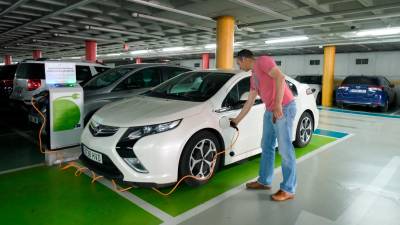 Los coches eléctricos tendrán una rebaja del 15% en el IRPF. FOTO: fabián acidres