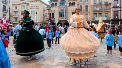 Elements festius petits, ballant ahir al migdia a la plaça del Mercadal de Reus. FOTO: Alba Mariné