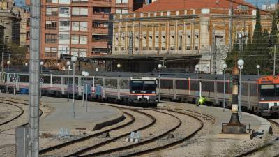 Imagen de un tren de Rodalies a su paso por Tortosa. Foto: Joan Revillas