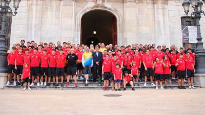 El Cadete A y el Nàstic Genuine fueron recibidos por el nuevo alcalde de Tarragona, Rubén Viñuales, en el Ayuntamiento. Foto: Nàstic