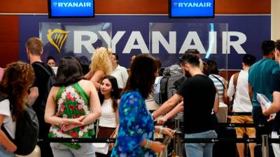 Las huelgas en compañías como Ryanair o Easyjet están marcando los viajes en avión de esta temporada turística. FOTO: EFE