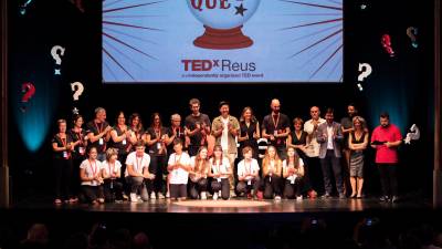 La novena edición del TEDxReus concluyó con una fotografía con los protagonistas. foto: ÁNGEL ullate
