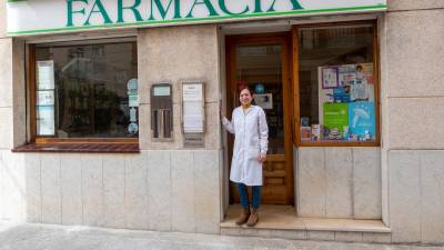 La farmacéutica Paz Morales en su farmacia de Godall. Foto: Joan Revillas