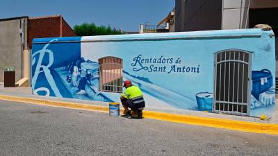 La pintura mural exterior, de Josep Prous de RustikStudio, llamada ‘Les dones, l’aigua i la llum’. Foto: Alfredo González