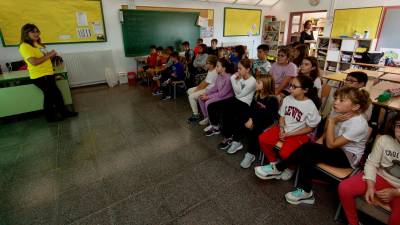 Alumnos de la escuela Sant Roc de Paüls asistiendo a una charla. Foto: Joan Revillas