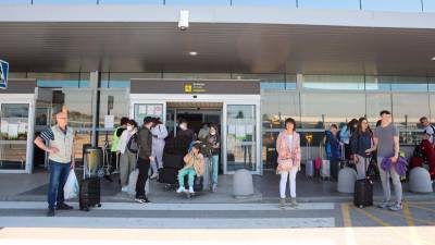 Un grupo de pasajeros llegando al Aeropuerto de Reus, esta temporada. FOTO: Alba Mariné
