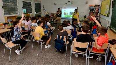 Una de las charlas en la escuela Sant Roc de Paüls. FOTO: j. revillas