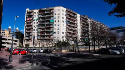Imagen de un bloque de pisos en Tarragona. El precio del alquiler en la ciudad es el más alto de los últimos 12 años. Foto: Àngel Ullate