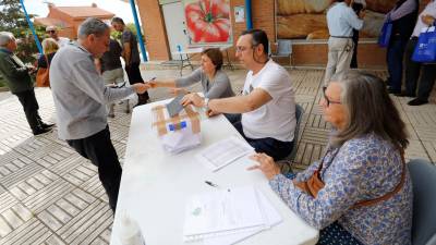 Uno de los 676 participantes que el pasado sábado votaron en la consulta de Boscos. foto: Pere Ferré