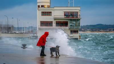 La borrasca Karlotta a su paso por la bahía de Santander este jueves, provocando vientos que han alcanzado los 100 kilómetros por hora, con rachas de casi 150 kilómetros hora. La región está este jueves en alerta por vientos y fenómenos costeros. Foto: EFE