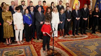 El alumno de 2º de primaria Pablo Ruiz Moreno (c) lee un artículo de la Carta Magna durante el acto por el Día de la Constitución celebrado este miércoles en el Congreso de los Diputado. Foto: EFE