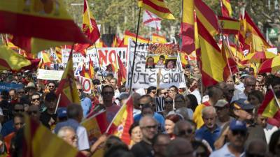 Aspecto de la manifestación convocada por Societat Civil Catalana (SCC) bajo el lema «No en mi nombre. Ni amnistía, ni autodeterminación», para rechazar toda concesión a ERC y JxCat en la negociación para la investidura del próximo presidente del Gobierno. Foto: EFE