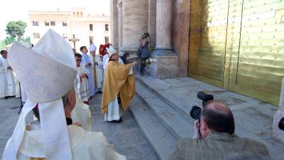 El nunci del Papa beneïnt l’entrada del temple. foto: joan revillas