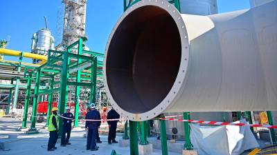 Tubo de la nueva planta de tratamiento de gases. Foto: Alfredo González