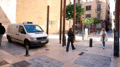 Un bolardo en la calle del Mar impide acceder al centro y, entonces, muchos vehículos se mueven por la calle del Hospital. FOTO: Alba Mariné