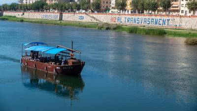 El llagut Lo Sirgador, navegant pel riu Ebre a Tortosa. Foto: Joan Revillas