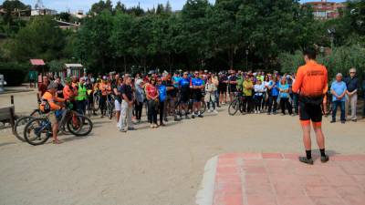 L’homenatge al ciclista envestit la setmana passada a la C-242, al seu pas per Cornudella de Montsant (Priorat), ha començat amb la lectura de diversos manifests. Foto: ACN