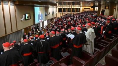 Varios cardenales ya aseguraron que este lunes era el día para fijar la fecha para el inicio del cónclave. Foto: EFE