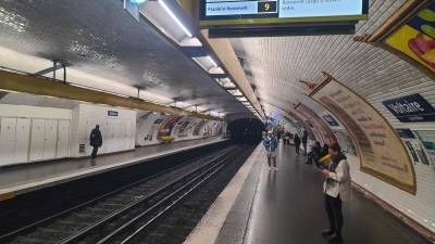 Visa de la estación de metro Voltaire, en París, Francia, con un indicativo que muestra la interrupción del servicio entre el tramo de la línea 9 de metro donde se ubica la embajada de Irán en la capital gala, con motivo de la operación de la policía francesa. Foto: EFE