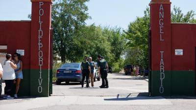 Unos agentes de la Guardia Civil hablan en la entrada al campo de fútbol de Mocejón (Toledo). Foto: EFE