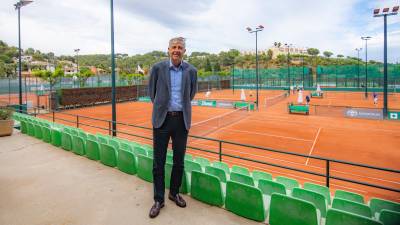 Luis Salas, junto a la pista central del Club Tennis Tarragona. foto: angel ullate