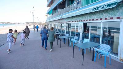 Los restaurantes que tienen la terraza con vistas al mar deberán cerrarla para permitir establecer conexiones con los chiringuitos. FOTO: Alba Mariné