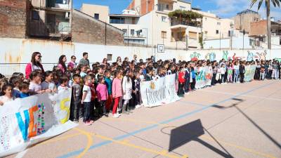 Alumnos y profesores del colegio vilasecano dieron la bienvenida a los docentes portugueses. Foto: Alba Mariné