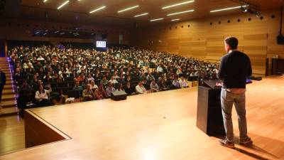 Más de 600 alumnos de FP y 16 empresas tecnológicas participaron, ayer, en el Speed Dating FP, en el Auditori de Fira Reus. Foto: Alba Mariné