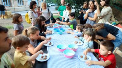 Medio centenar de niños y niñas prepararon ‘panellets’ con avellanas de la DOP de Reus. foto: alba mariné