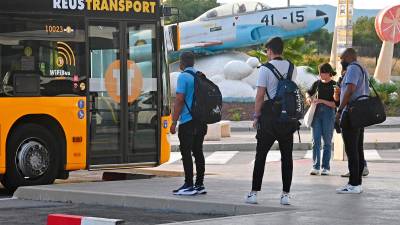Pasajeros subiendo al bus municipal en el Aeropuerto de Reus, este verano. Foto: Alfredo González