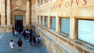 La puerta principal del MNAT, en la plaza del Rei de Tarragona. FOTO: ACN