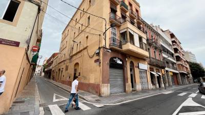 La Fundació Socihabitat Viladrosa Riera ha comprado el número 9 de la calle de Misericòrdia, esquina con Arquitecte Caselles. Foto: A. González