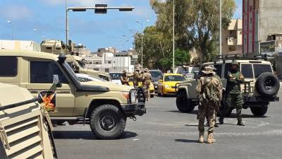 Las fuerzas de seguridad libias custodian un control tras los enfrentamientos nocturnos en Trípoli, Libia. Foto: EFE