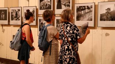Visitants a l’exposició Visa Pour l’Image de Perpinyà. FOTO: GEMMA TUBERT