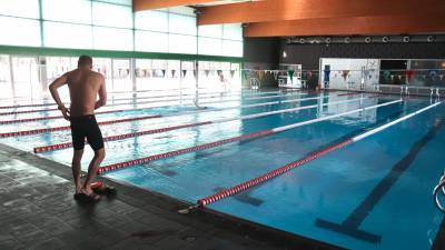 Un nadador en una piscina cubierta de Santa Coloma de Farners. Foro: Aleix Freixas/ACN