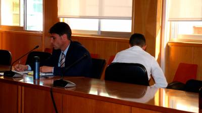 El acusado de una agresión sexual a una menor en Alcanar (de espaldas) y su abogado durante el inicio del juicio que se ha celebrado en la Audiencia de Tarragona. Foto: ACN