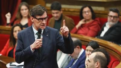El presidente de la Generalitat, Salvador Illa, durante la sesión de control al Govern en el pleno del Parlament, un día antes de que se voten las propuestas de resolución de los grupos parlamentarios derivadas del debate monográfico sobre las incidencias en el servicio de Rodalies. Foto: EFE