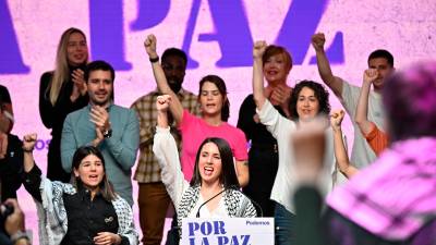 La exministra de Igualdad y eurodiputada, Irene Montero, durante un acto “por la paz y contra el régimen de guerra” en el Espacio Downtown. Foto: EFE