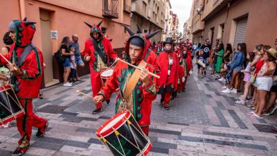 El grupo infantil del Ball de Diables de Vila-seca, durante el Correfoc Petit del año pasado. Este año saldrán el viernes 28 de julio. foto: Àngel Ullate