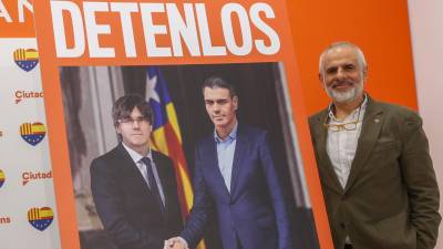 El cabeza de lista de CS para las elecciones catalanas del 12 de mayo, Carlos Carrizosa, durante la presentación este lunes del cartel electoral, una imagen creada con inteligencia artificial. Foto: EFE