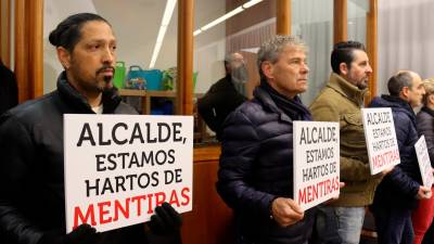 Los trabajadores de la basura de Tarragona con pancartas que tildan de ‘mentiroso’ el alcalde Pau Ricomà. Foto: ACN