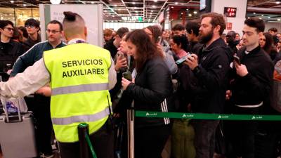Aglomeración de gente en el vestíbulo de Sants por la avería que afecta a los trenes de alta velocidad. Foto: ACN