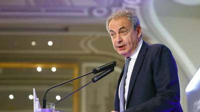 El expresidente del Gobierno José Luis Rodríguez Zapatero presenta al exministro de Asuntos Exteriores y actual secretario general de la Alianza de Civilizaciones, Miguel Ángel Moratinos, que interviene en un desayuno informativo este viernes en Madrid. Foto: EFE