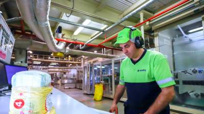 Operaciones de control de calidad en una de las líneas de producción de Essity. Foto: Marc Bosch