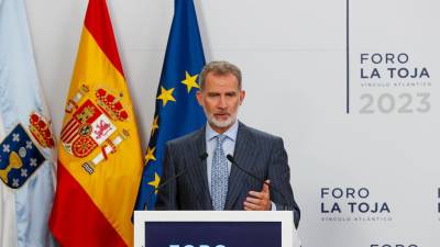 El rey Felipe VI interviene durante la inauguración de la quinta edición del Foro La Toja-Vínculo Atlántico, este jueves en O Grove. Foto: EFE